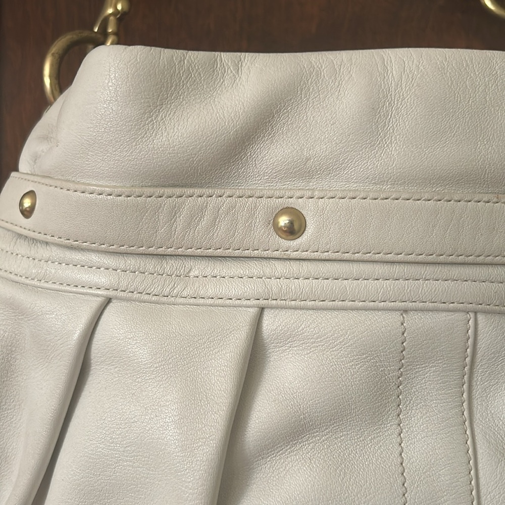 COACH white leather bag with gold hardware. - Picture 4 of 9